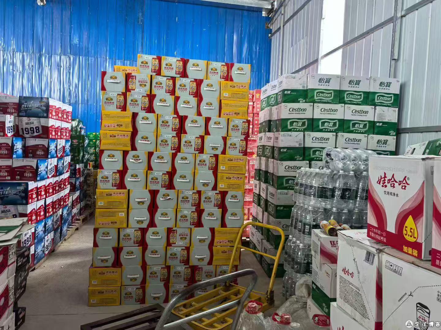 东兴矿泉水瓶装水饮料批发；东兴娃哈哈怡宝农夫山泉百岁山批发